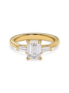 Anillo de compromiso estilo Art Deco con corte esmeralda y trilogía de diamantes de 1+ quilates con baguettes cónicas en oro amarillo, blanco, rosa y platino de 18 quilates - Product Image 2