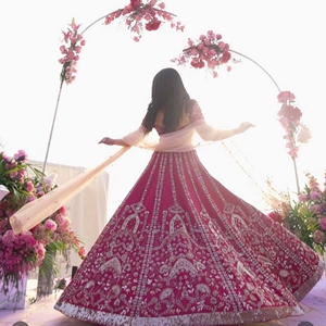 Lehenga de diseñador de primera calidad, confeccionada en rica tela de seda slub, bellamente adornada con elegantes detalles de Dori, lentejuelas e intrincados adornos. - Product Image 2