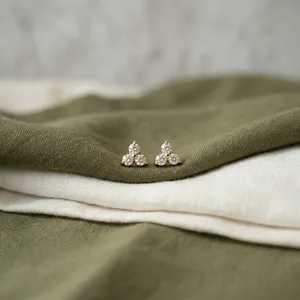 Pendientes de Diamantes Naturales con Corte Brillante Redondo en Forma de Cruz - Product Image 3