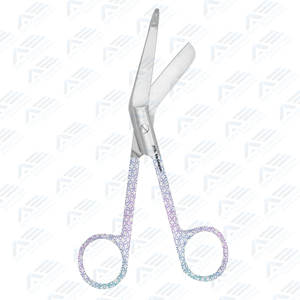 Tijeras para Vendajes con Cuchillas de Acero Inoxidable Afiladas de Accionamiento Manual y Puntas de Seguridad Redondeadas para Uso Quirúrgico y Primeros Auxilios - Product Image 3