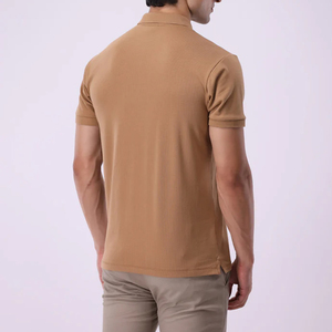 Las camisetas polo personalizadas de marca privada representan prendas de alta calidad con confección de primera calidad, hechas con 100% algodón de un agente de suministro global. - Product Image 2
