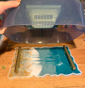 Plateau en résine fait main avec poignées dorées, plateau décoratif pour table basse - Product Image 2