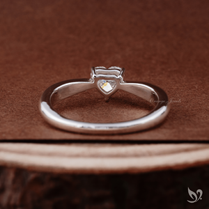 Anillo solitario de diamante cultivado en laboratorio de 0.5 quilates con corte en forma de corazón y engaste de tallo pellizcado en oro blanco de 10K, anillo de compromiso romántico. - Product Image 2