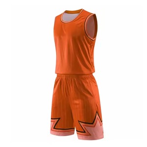Ensemble d'uniformes de basketball orange personnalisés pour hommes – Maillot et short respirants en maille avec motif zigzag par sublimation – Tenue de sport d'équipe 100 % respirante - Product Image 1