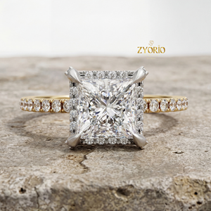 แหวนหมั้นเงินประดับเพชรซิคอนทรงเจ้าหญิง 1 กะรัต ความใส VVS2 รูปทรงลูกแพร์ ประดับเพชรข้างแบบสามเม็ด - Product Image 2