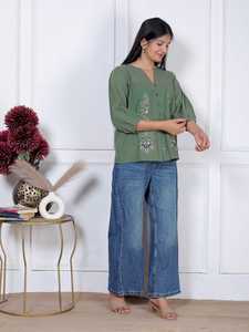 Haut court tendance pour femme en organza brodé vert sauge, col en V et détails boutonnés, idéal pour les jeans, 100 % coton - Product Image 4