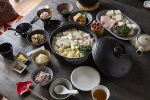 หม้อดอนาบะเซรามิกญี่ปุ่น ยี่ห้อ TAMAKI MIYABI ขนาด 0.9 ลิตร และ 3.1 ลิตร น้ำหนักเบา สีครีมดำ ใช้กับเตาแก๊สและไมโครเวฟได้ - Product Image 4