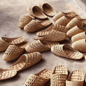 Pantoufle compensée en lin biodégradable |   Chaussures durables avec amorti et motif rayé |   Pour les hôtels spa et l'usage domestique - Product Image 2