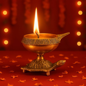 Diya traditionnel en laiton orné d'un dossier décoré des motifs sacrés de Vishnu, du Shanka, du Chakra et du Tilak, à prix de gros. - Product Image 3