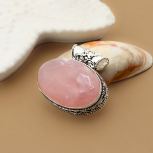 Colgante de Cuarzo Rosa Hecho a Mano en Plata – Elegante Diseño en Forma de Lágrima - Product Image 5