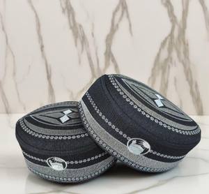 Gorro musulmán pakistaní Songkok bordado con motivos de cúpula, negro y gris, cómodo, tejido a mano, para uso religioso. - Product Image 2