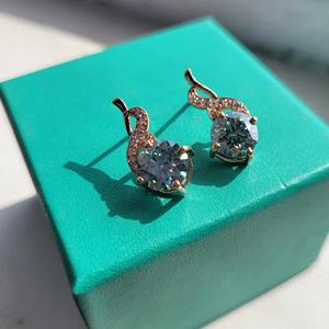 Boucles d'oreilles en moissanite de couleur bleu-vert, taille brillant rond, fabriquées en argent 925 par un fabricant de bijoux indien - Product Image 2