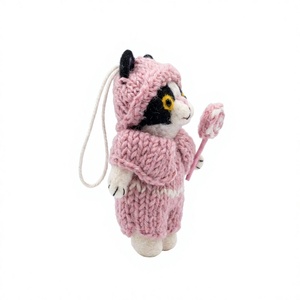 Poupée de chat en laine tricotée traditionnelle, faite à la main, écologique, avec pull rose à capuche, décoration murale de Noël en forme de sucette et d'animal de dessin animé - Product Image 3