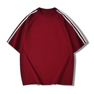 เสื้อยืดผู้ชายแขนราแกลน ผ้าฝ้ายถัก 100% ย้อมสีสำเร็จรูป ป้องกันการเป็นขุย แต่งแถบสีเทาแดงตัดกัน คอกลม สไตล์ไฮสตรีท - Product Image 4