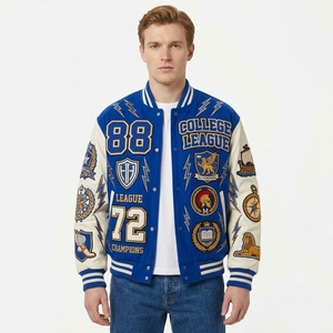 Veste Letterman Vintage Coupe Raglan Crème et Marron avec Manches en Similicuir, Col Côtelé Rayé, Badges et Fermeture à Boutons Pression - Product Image 4