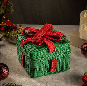 Cesta de Regalo Navideña de Mimbre Rojo Tejido con Lazo Verde, Contenedor de Almacenamiento Festivo Hecho a Mano para el Invierno - Product Image 4