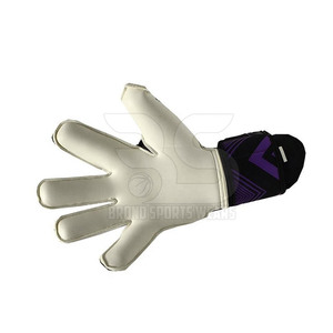 Guantes de portero de calidad con una fuerte superficie en la palma para un agarre consistente durante el entrenamiento y los partidos. Guantes de portero. - Product Image 2