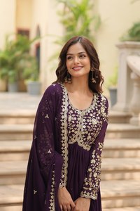 Elegante Vestido Anarkali de Georgette, Morado con Bordado de Lentejuelas Doradas, Vestido Largo hasta el Suelo con Cintura Imperio, Estilo Étnico Tradicional - Product Image 6