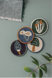 Sous-verres brodés à la main exclusifs avec des perles complexes pour des expériences culinaires élégantes et des intérieurs de luxe - Product Image 5