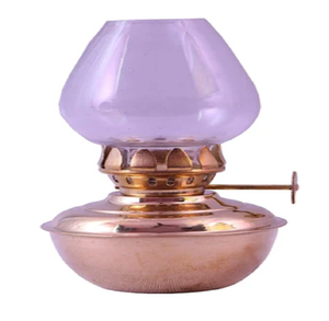 Linterna de queroseno compacta de latón para mesa, con base ancha y globo de vidrio transparente curvado, disponible a precios de mayorista. - Product Image 1