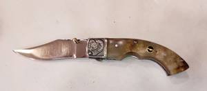 Cuchillo Plegable de Acero de Damasco SHARP POINT TRADES con Hoja de Borde Recto, Apertura con Perilla, Mango de Madera, Diseño Artístico, OEM - Product Image 3