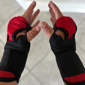 ถุงมือชกมวยตาข่ายระบายอากาศสีแดงดำ พร้อมแผ่นรองป้องกันข้อนิ้วและสายรัดข้อมือ รองรับการติดแบรนด์ตามสั่ง ห่อรัดมือได้ง่าย - Product Image 5