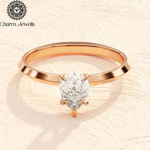 Bague de fiançailles classique pour femme en moissanite taille coussin plaqué or 22 carats avec sertissage à griffes - Product Image 2