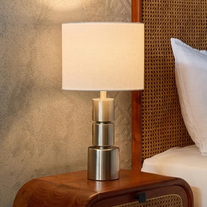 Lampe de table en métal à plusieurs niveaux Atlas avec abat-jour en lin, finition nickel brossé, base stable pour la décoration de la chambre à coucher et du salon - Product Image 4