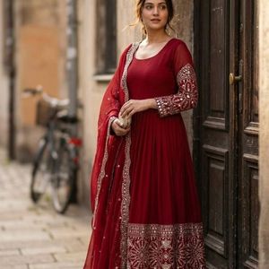 Robe élégante en soie chinon brodée de paillettes de 5 mm avec un pantalon en micro-soie et un ensemble dupatta, entièrement cousu - Product Image 4
