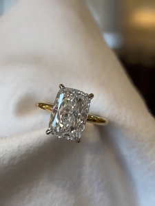 Bague de fiançailles avec halo caché en diamant de laboratoire taille coussin de 4 carats, bague solitaire bicolore 14 carats, certifiée IGI. - Product Image 1