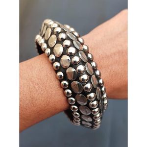 Brazaletes de Madera con Tachuelas para Mujer, Elegantes, Artesanía Tradicional de Bambú y Madera para Moda y Joyería, India RR Enterprises - Product Image 1