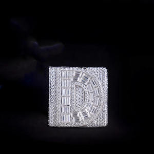 แหวนฮิปฮอปผู้ชายแบบกำหนดเอง ประดับเพชรโมอิสซาไนต์ทรงบาแกตต์ ชุบโรเดียม เงินแท้ 925 ดีไซน์อักษรย่อส่วนตัว - Product Image 1