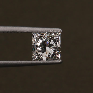 Diamant de laboratoire taille princesse, pierre non montée pour la création de bijoux - Product Image 1
