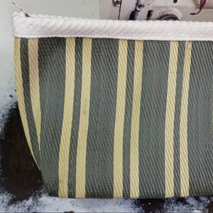 Pochette de voyage géométrique écologique pour femme Kapadavala, fabriquée en Inde, en nylon recyclé tissé, avec fermeture éclair, légère - Product Image 4