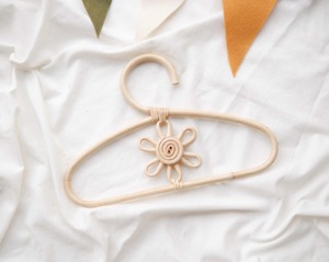 Cintre en rotin naturel Lapin et Fleur, idéal pour l'organisation de la garde-robe et le rangement élégant des vêtements, provenant d'Inde - Product Image 5