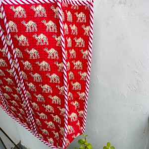 Bolsa de Tela Roja Ecológica Acolchada de Algodón con Bordado y Estampado de Camello Hecho a Mano en Jaipur, Rajasthan, para Compras de Mujer - Product Image 2