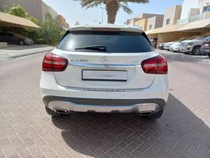 Mercedes-Benz GLA 2020 SUV d'occasion, boîte automatique 6 vitesses, sièges en cuir, intérieur foncé, toit ouvrant, éclairage LED - Product Image 4