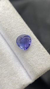 Pierre naturelle certifiée Tanzanite taille cœur, couleur et éclat excellents, Zoisite naturelle 1,70 carat, nette à la loupe - Product Image 5