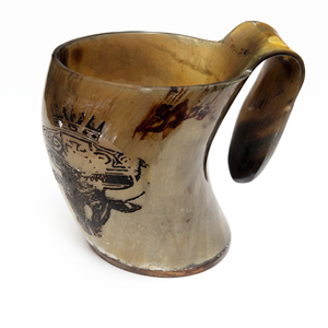 Taza para Beber Hecha a Mano con Cuerno de Búfalo Natural Pulido, con Diseño de Logotipo Personalizado Grabado, para Cerveza y Uso en Bares - Product Image 1