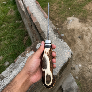 Cuchillo de hoja fija de acero de Damasco hecho a mano con mango de cuerno de ciervo y funda de cuero para camping y desollado al aire libre - Product Image 3