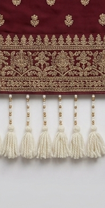 Frange à pampilles en velours bleu brodé or avec pompons crème pour la décoration textile de la maison - Product Image 2