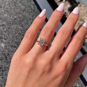 Anillo de Compromiso con Diamante Cultivado en Laboratorio IGI de 1.50 Quilates, Corte Esmeralda, Claridad VS1, Color F, Halo Oculto, Oro Blanco de 14K, Joyería - Product Image 3