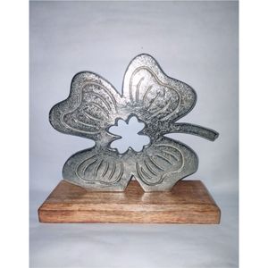Sculpture artisanale en métal argenté, trèfle à quatre feuilles sur base en bois, décoration moderne pour table, ornement de bureau de luxe, figurine artistique - Product Image 1