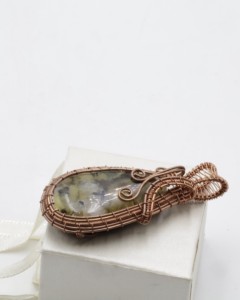 จี้ห้อยคออะเมทรินรูปทรงลูกแพร์หุ้มลวดทองแดง |   เครื่องประดับทำมือจากอัญมณีอะเมทรินธรรมชาติ |   จี้คริสตัลบำบัดขนาดฟรีไซส์ - Product Image 2