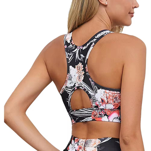 Ensemble de yoga pour femmes Your Body & Mind pour la relaxation et la force, jupe-short rouge imprimée, ensemble de yoga au design tendance, soutien-gorge de sport - Product Image 2