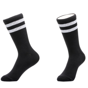 Chaussettes de sport en coton pour hommes avec logo brodé, idéales pour la course, le tennis, le Pilates, le football, avec caractéristiques antidérapantes. - Product Image 1