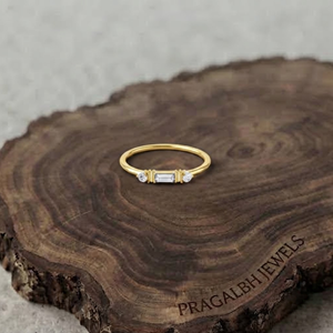 Bague de fiançailles et de mariage minimaliste en diamant de laboratoire taille baguette, trois pierres, or blanc 18 carats plaqué rhodium, délicate et empilable - Product Image 1