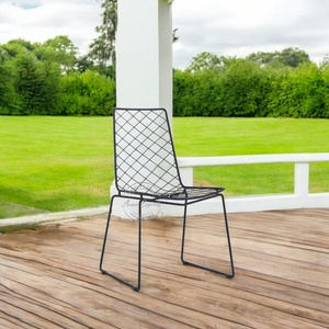 Chaise moderne en fil de fer avec un design ergonomique en grille pour l'assise intérieure et extérieure offrant un confort durable et un décor contemporain - Product Image 1