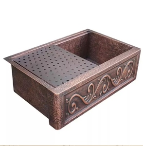 Évier de ferme en cuivre avec un médaillon central floral et orné de volutes, profondément sculpté et encadré sur le rebord, en gros. - Product Image 4