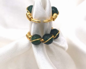 Vente en gros de boucles d'oreilles créoles en or 18 carats plaqué or avec améthyste et onyx vert pour femmes |   Bijoux minimalistes de créateur, parfaits pour offrir lors de fêtes - Product Image 5